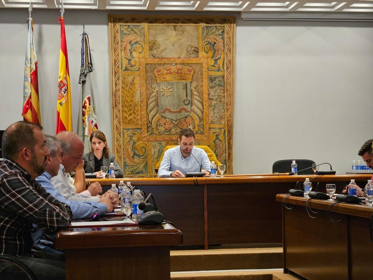 El nuevo alcalde de Requena durante su intervención.