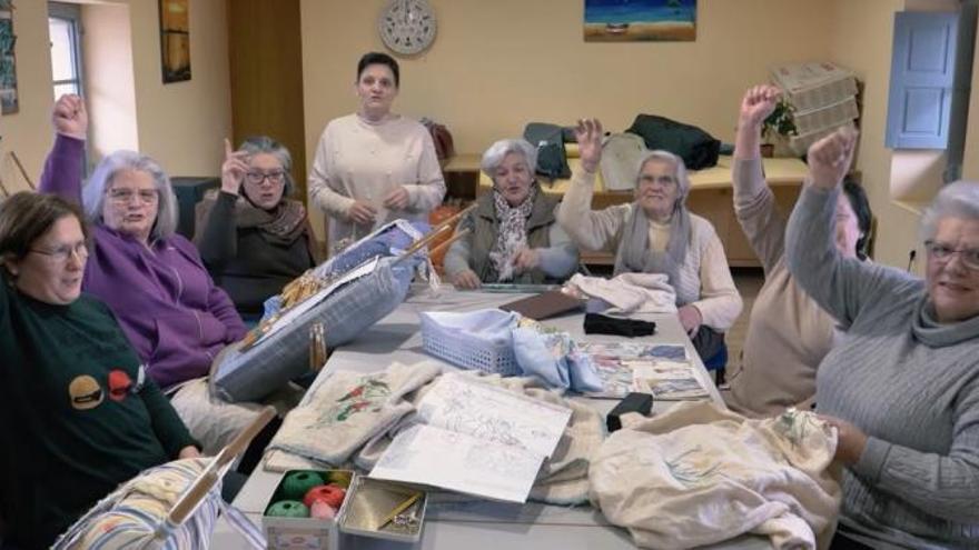 Integrantes da asociación de Amas de Casa de Teixeiro.   | // L.O.