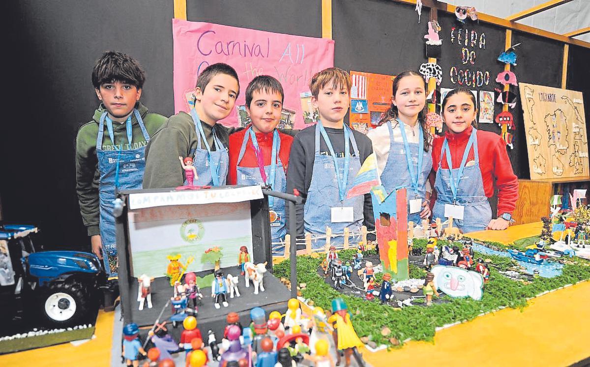 Nerea García y Claudia Rodríguez, a la derecha, con sus compañeros del CEIP de Cercio.