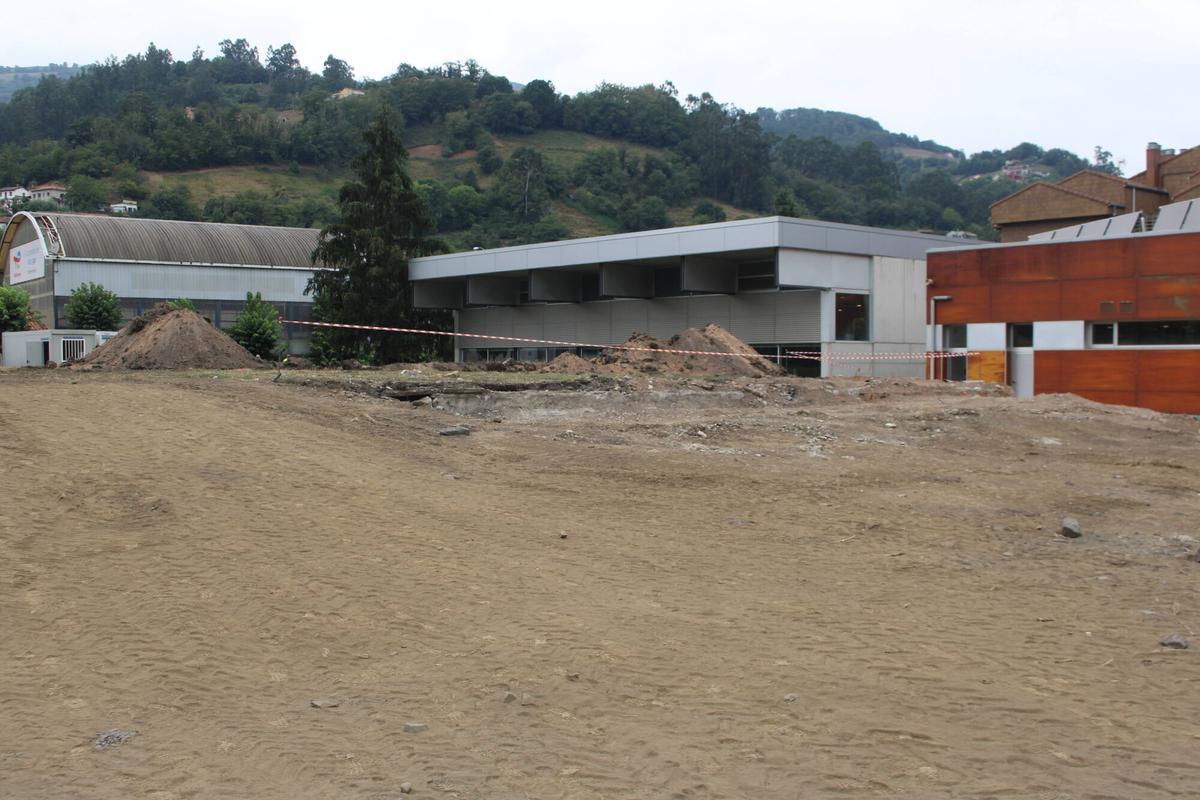 Obras de la nueva piscina de Mieres en el complejo deportivo de Vega de Arriba
