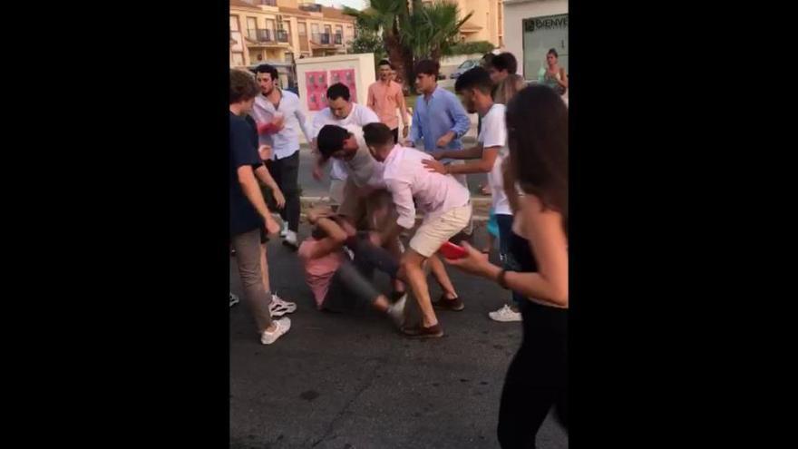 Pelea multitudinaria a puñetazos y patadas en Campoamor (Orihuela Costa)