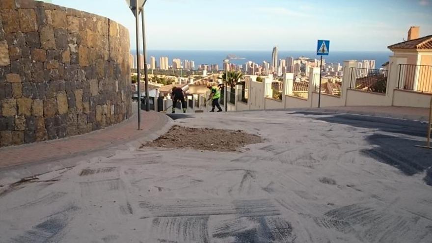 Dos heridos, uno de ellos grave, tras volcar una retroexcavadora en Finestrat