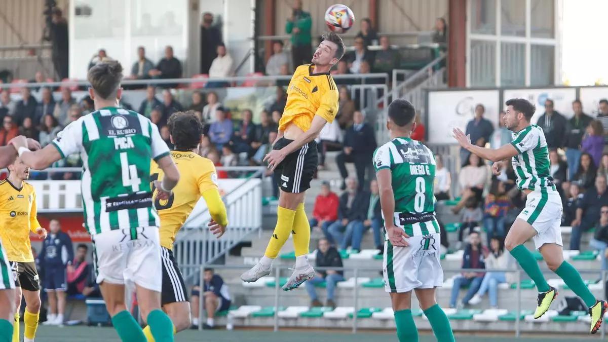 En la primera vuelta, Manu Barreiro dio la victoria al Compostela en Guijuelo