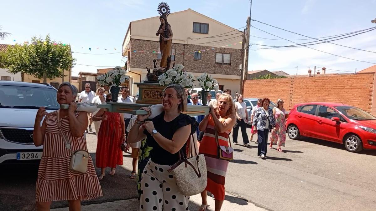 Vecinas de Moraleja portan a la imagen de Santa María Magdalena en su día.