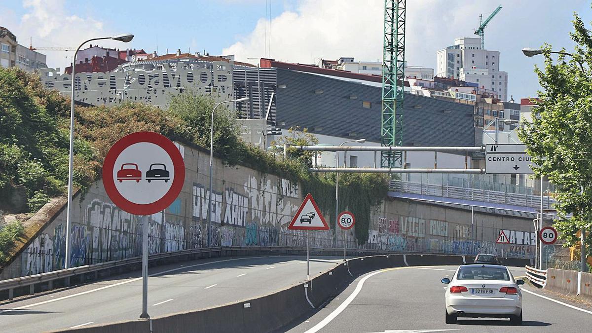 Al fondo, el complejo Vialia, en obras y con parte del cartel que da la bienvenida a los visitantes de Vigo, visto desde la AP-9. 