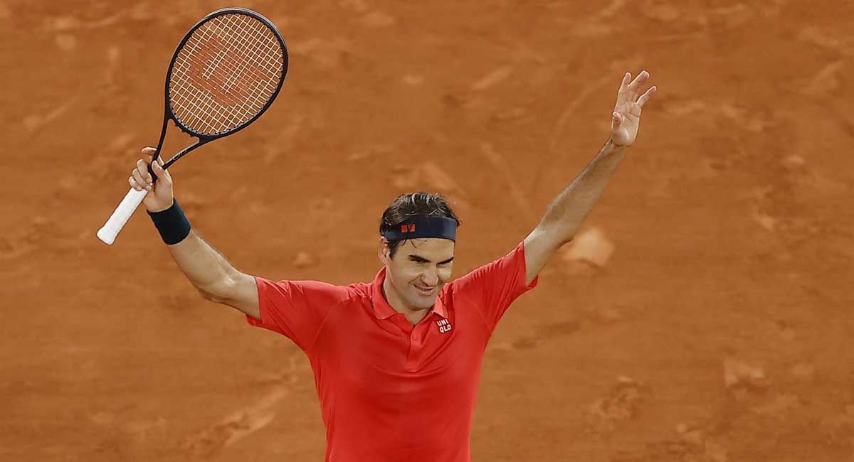 Federer celebra su pase a octavos sobre la pista central de Roland Garros.