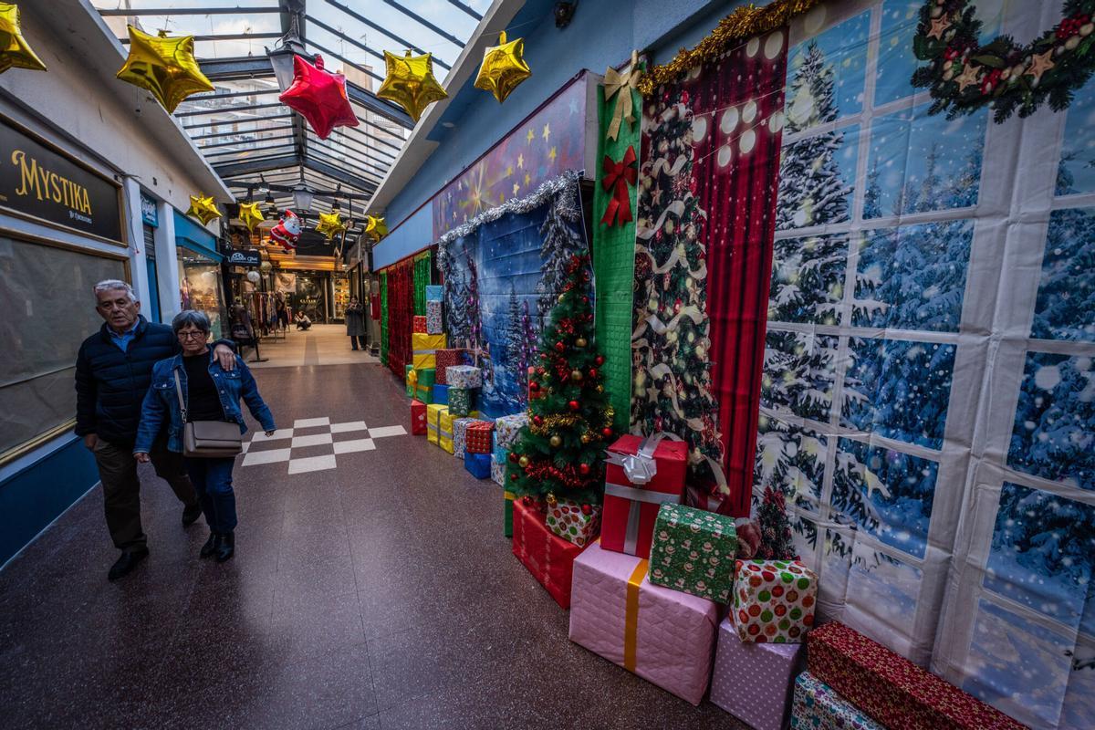 Tiendas y compradores de las Galeries Maldà en vísperas de la Navidad 2024