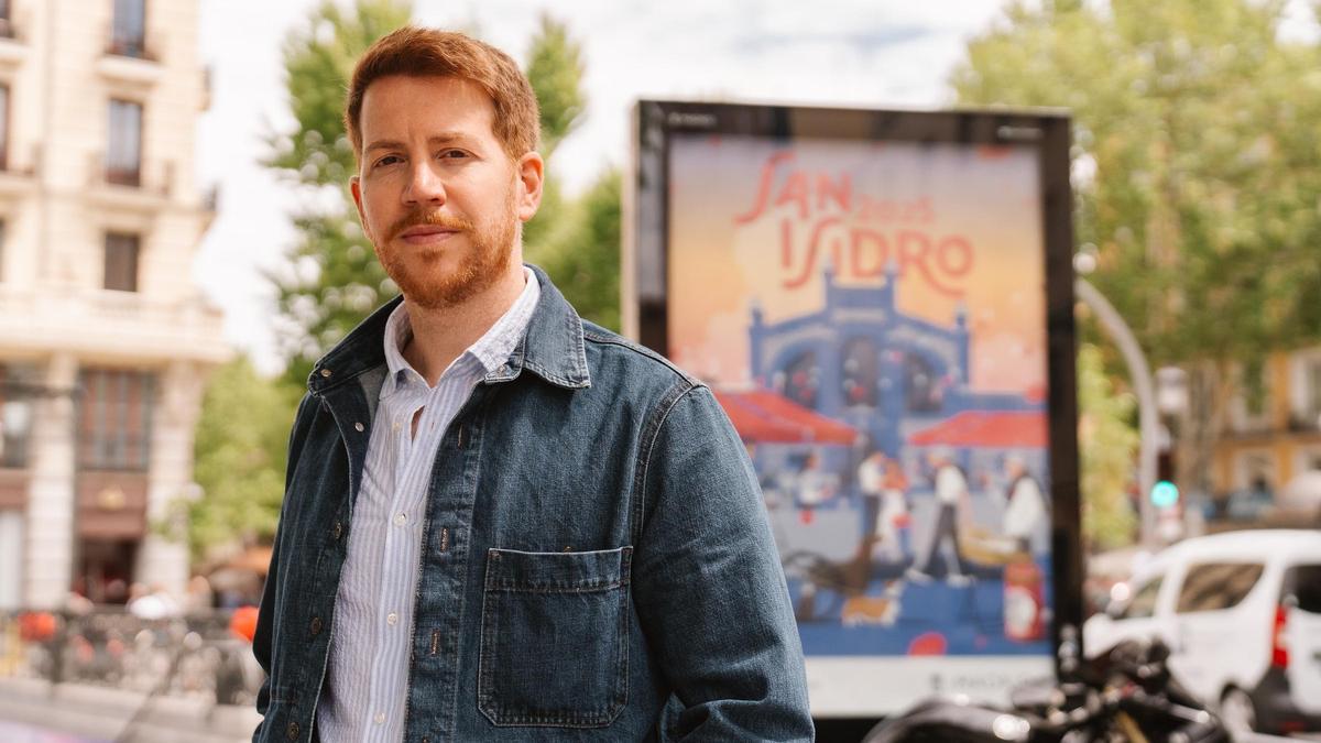 Javier Navarrete, conocido artísticamente como El Chico Llama, en el centro de Madrid.