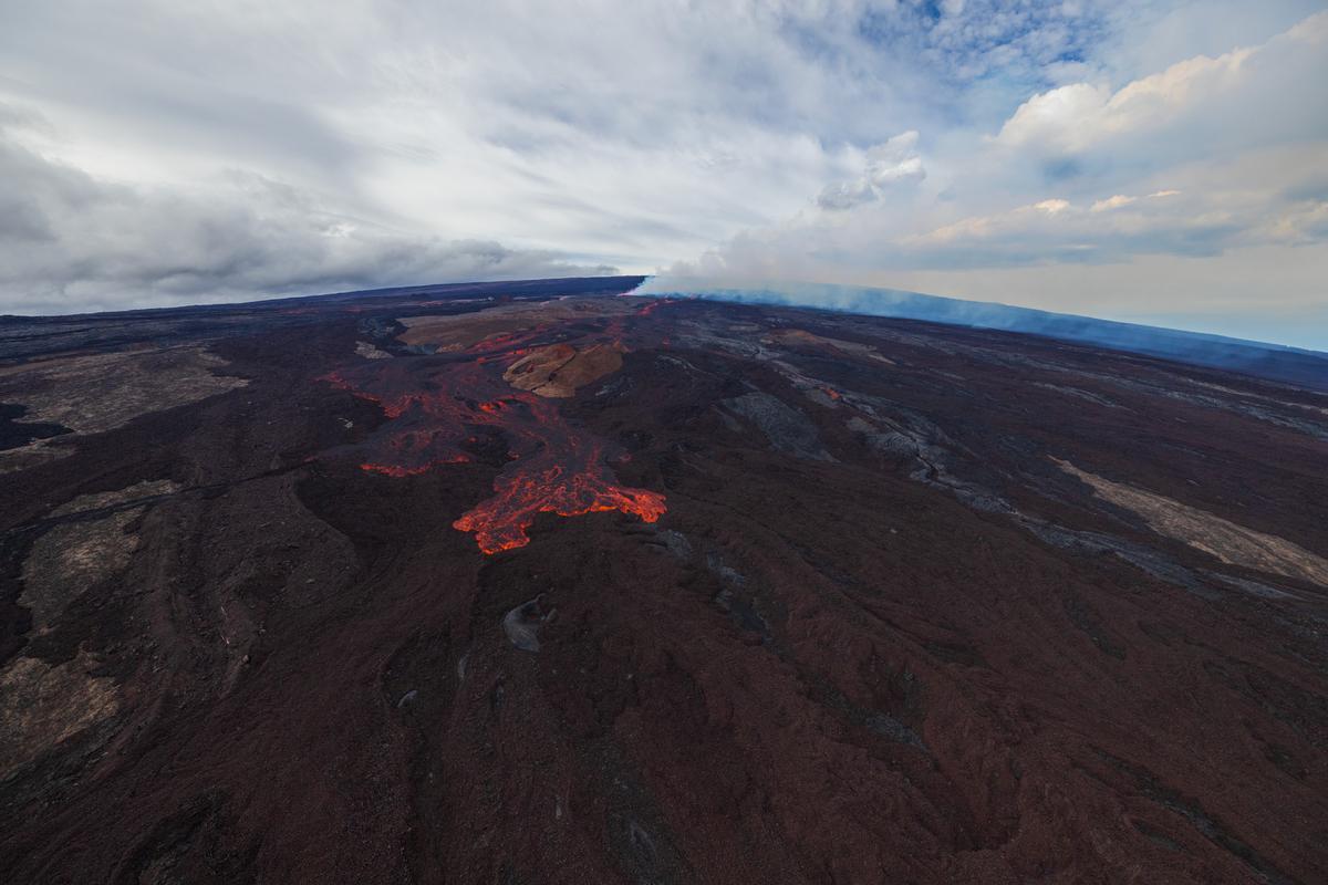 El volcán Mauna Loa (Hawái) entra en erupción por primera vez en 40 años