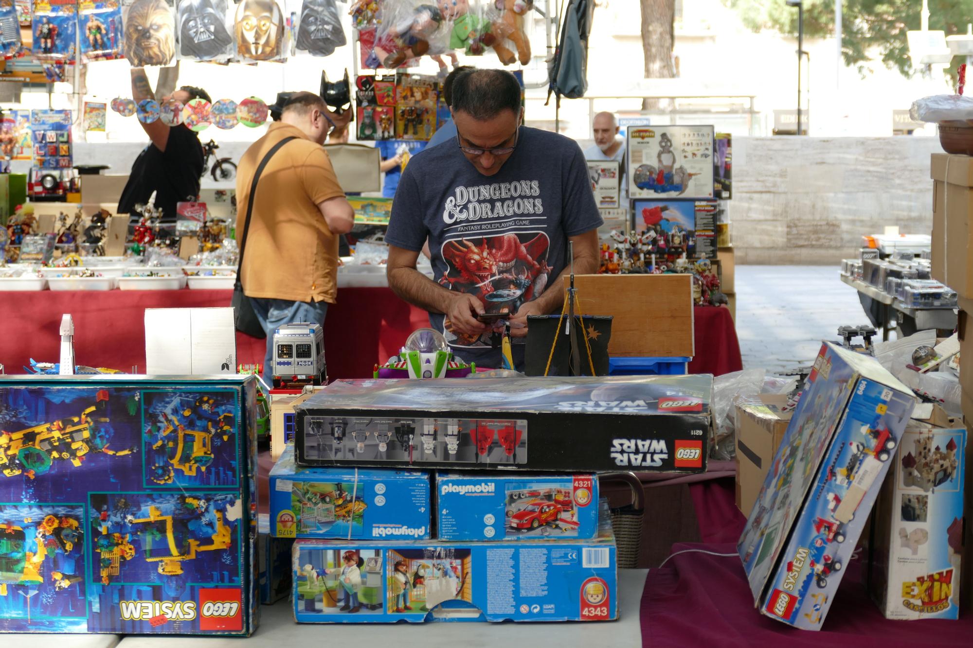 Els joguets i els seus col·leccionistes s'apoderen de la plaça Catalunya de Figueres