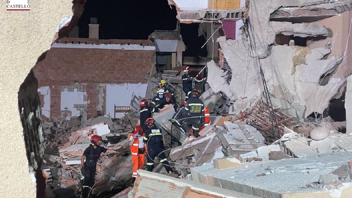 Los bomberos seguirán movilizados toda la noche para intentar encontrar a más atrapados.