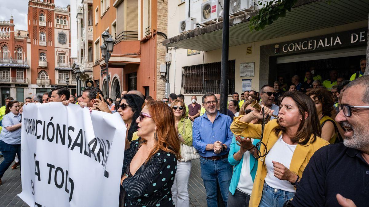 Trabajadores municipales protestan para exigir mejoras salariales tras el el acuerdo del Ayuntamiento de Badajoz con la Policía Local.