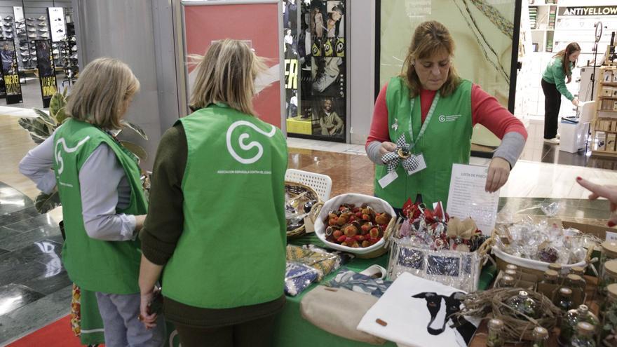 Acción contra el cáncer en Parque Astur: pulseras verdes para los visitantes del puesto de información