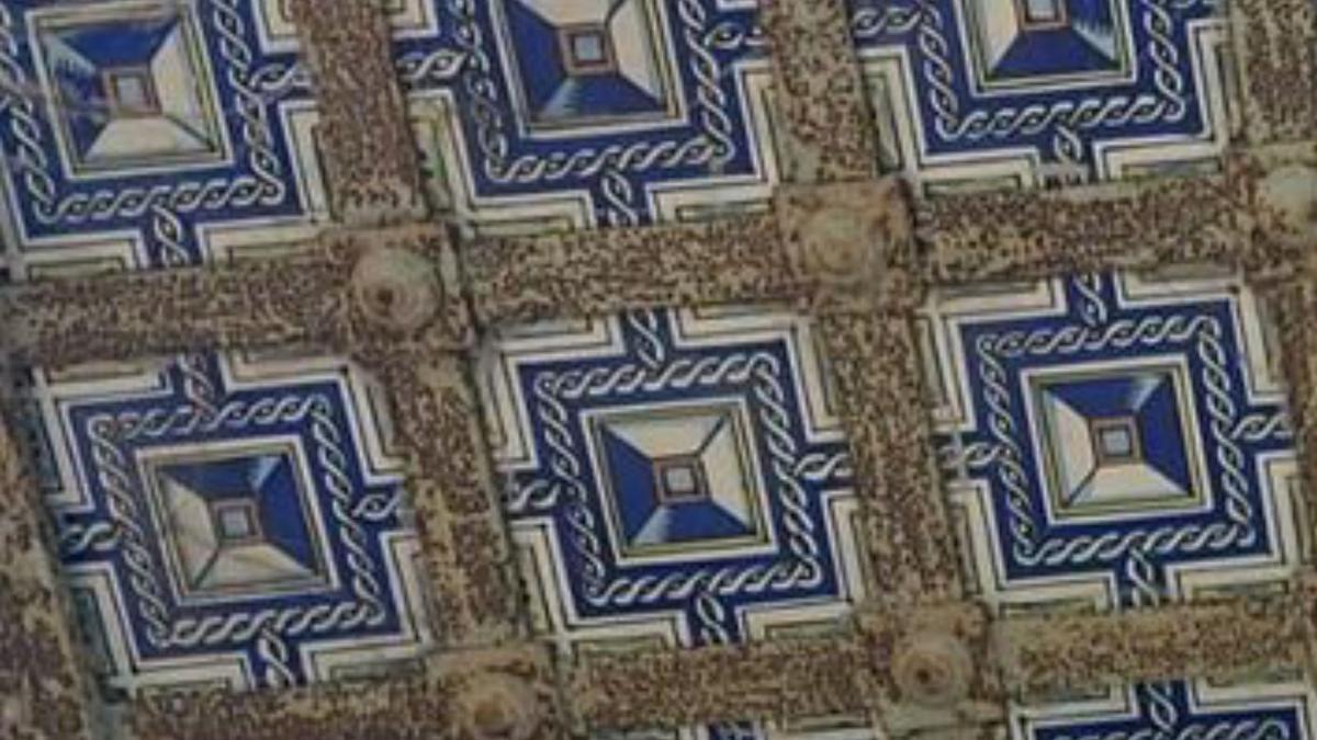 Varios detalles de los materiales ornamentales en teja y de los azulejos visibles bajo la zona de balcón de las antiguas oficinas de Cerámicas Guisasola.