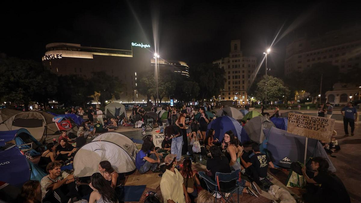 Activistas por la vivienda inician una acampada en plaza Catalunya: "Ha llegado el momento de decir basta"