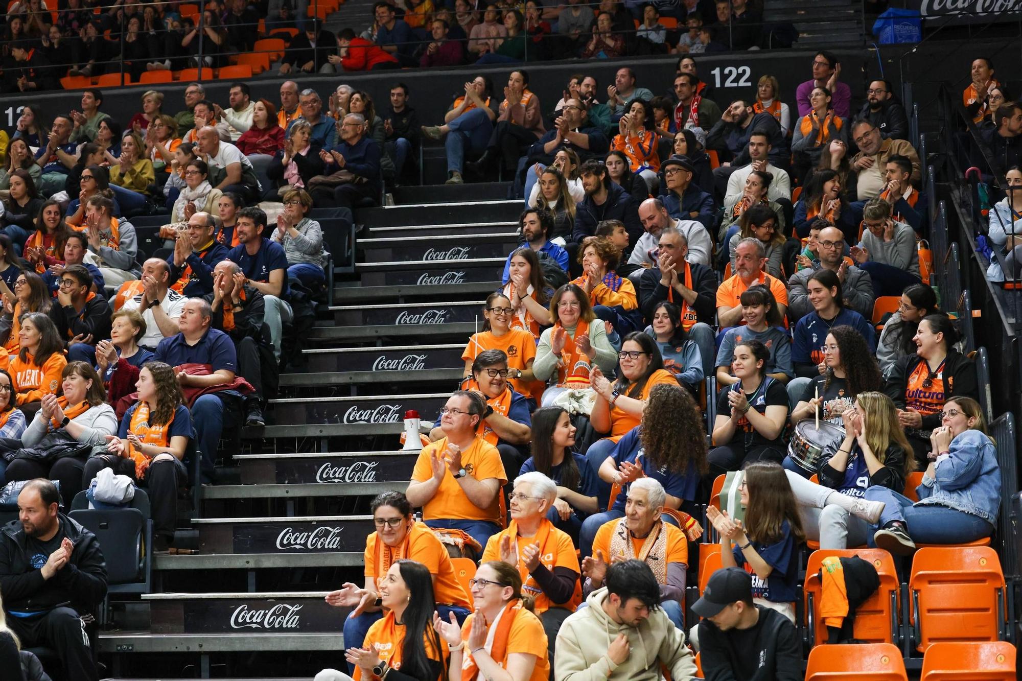 El Valencia Basket celebra a lo grande la Copa de la Reina con su afición