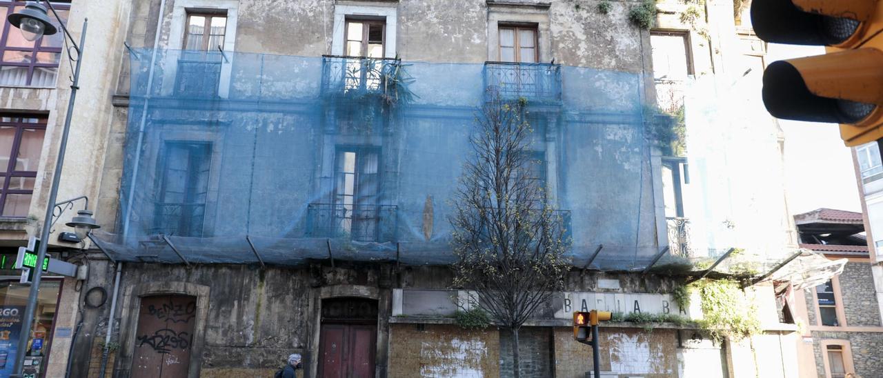 Uno de los edificios en ruina que preocupa a los vecinos de El Natahoyo.