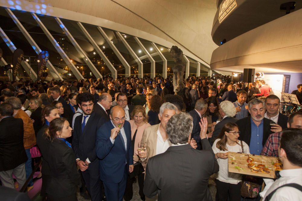 Un momento del cóctel que disfrutaron los asistentes a la gala en el vesibulo del Palau de Les Arts.