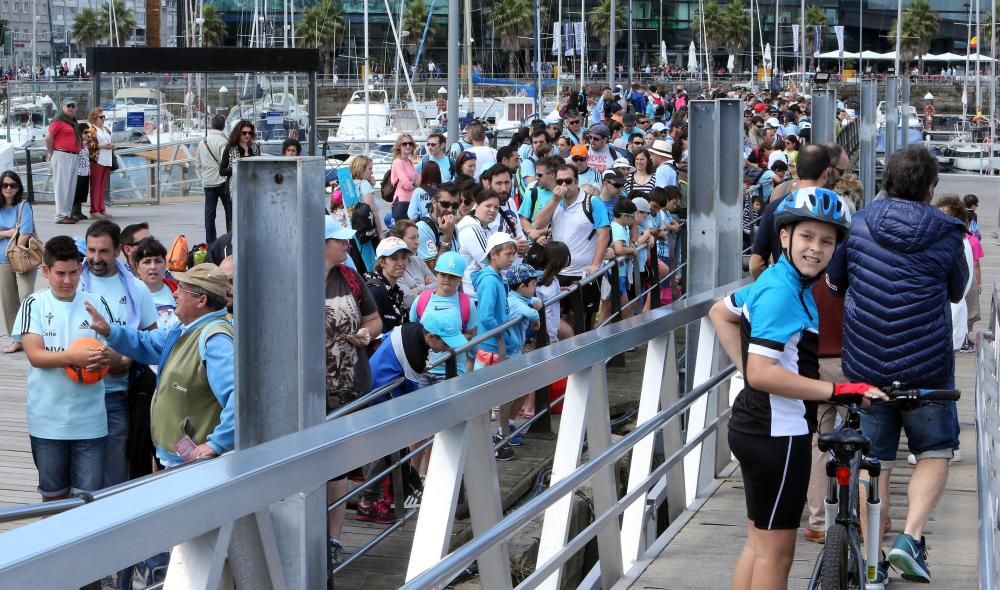 Aficionados y peñistas del Celta llenan el barco a las Cíes para poner el broche a la temporada del equipo