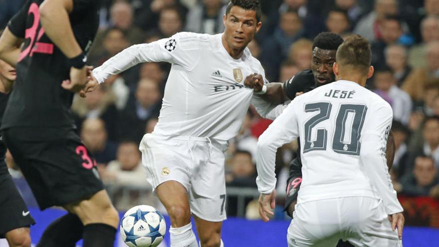 El Madrid gana a un PSG superior y se clasifica para los octavos