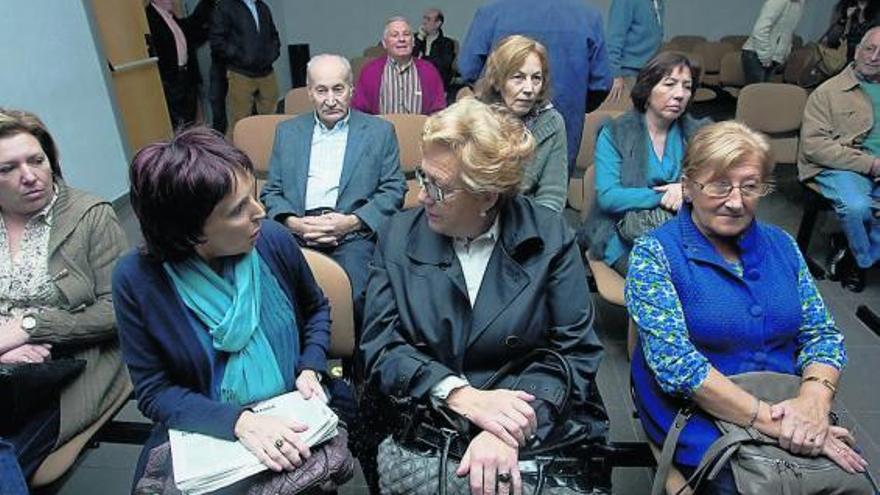 Asistentes a la presentación, ayer, en el salón de plenos del Ayuntamiento.