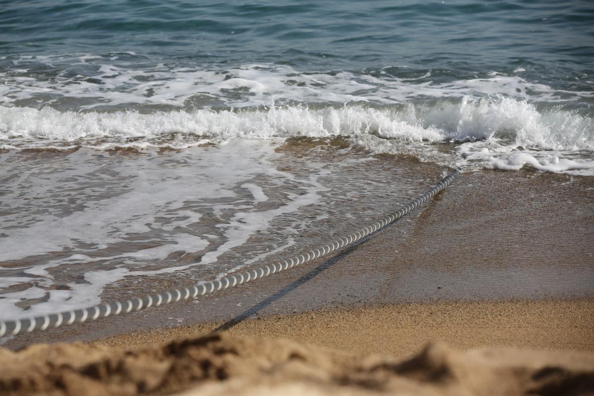 Obras para extender un cable submarino en la playa cancerígena de Sant Adrià