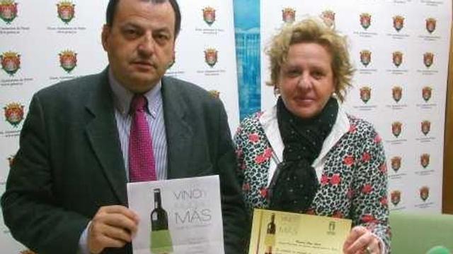 Los ediles de Cultura y Turismo muestran el cartel de exposición.