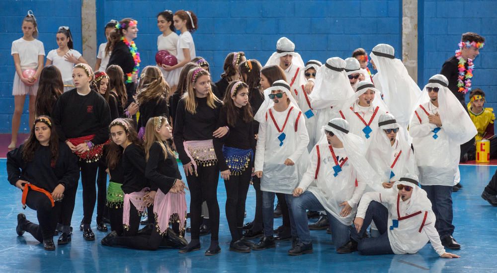 Multitudinario mosaico por la paz en el colegio Agustinos de Alicante