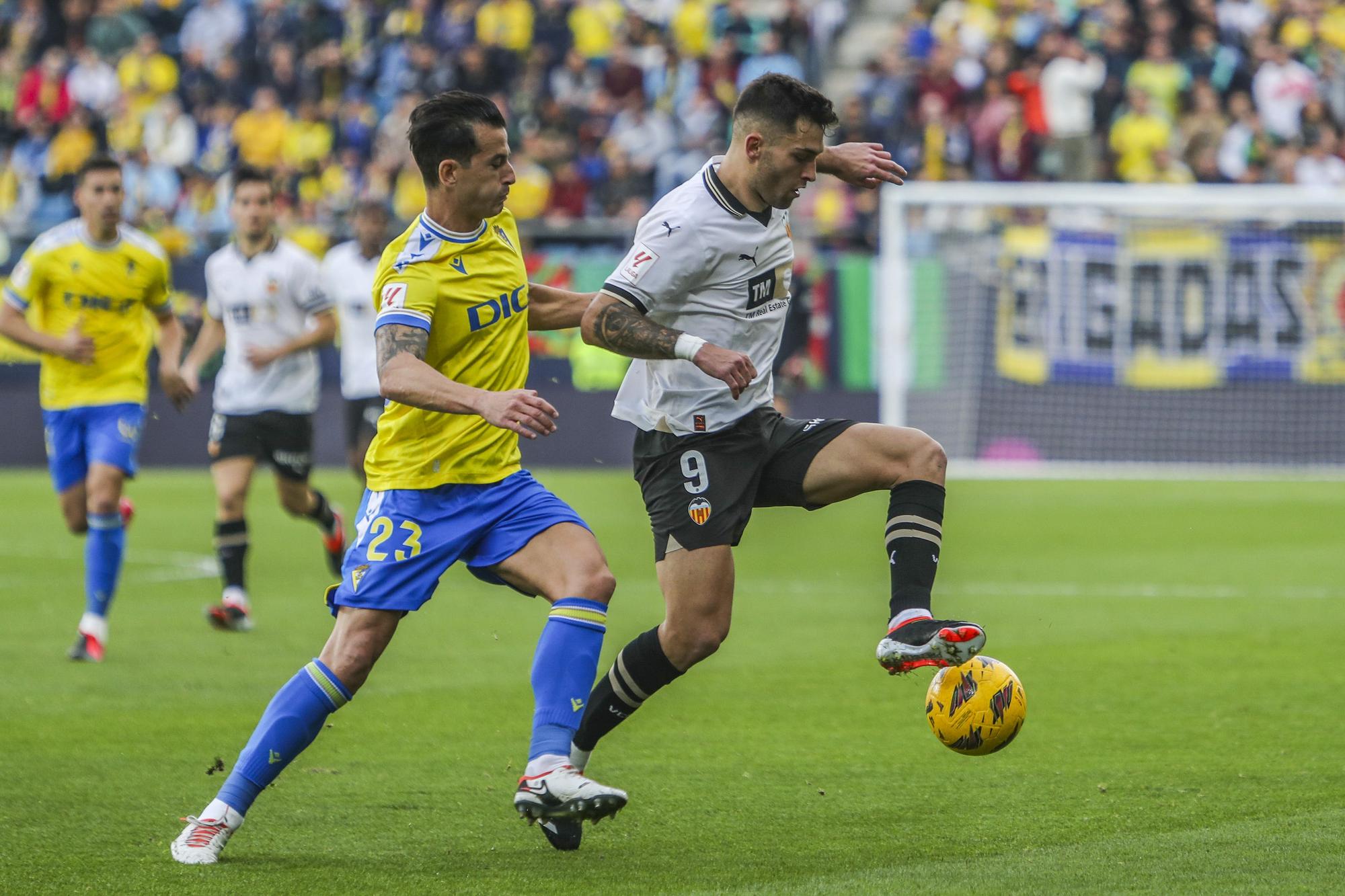 1-4. El Valencia golea a un Cádiz en caída libre