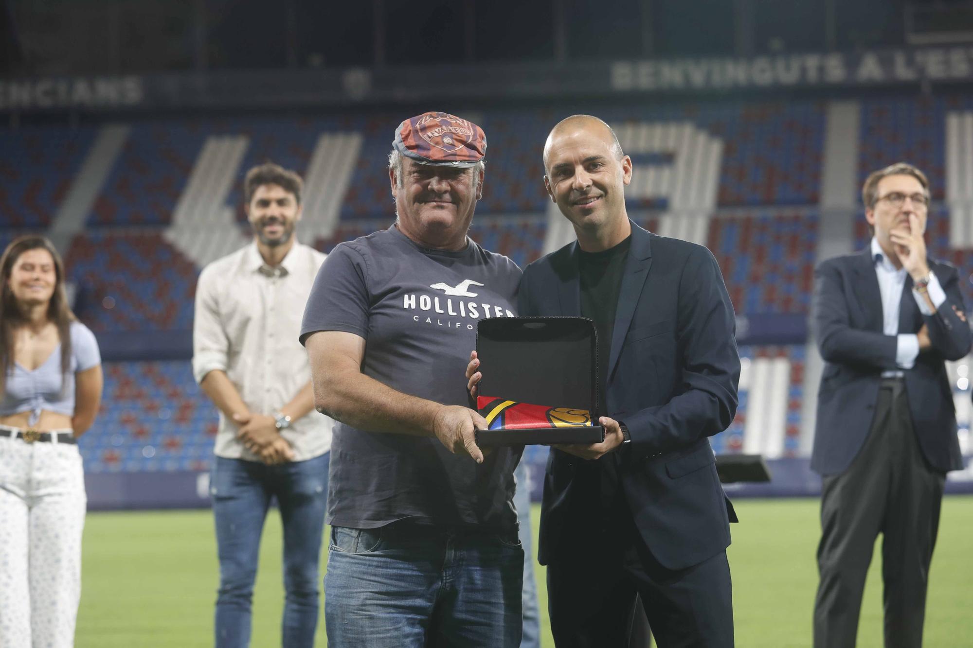 El Levante UD Iza la bandera con las peñas levantinistas