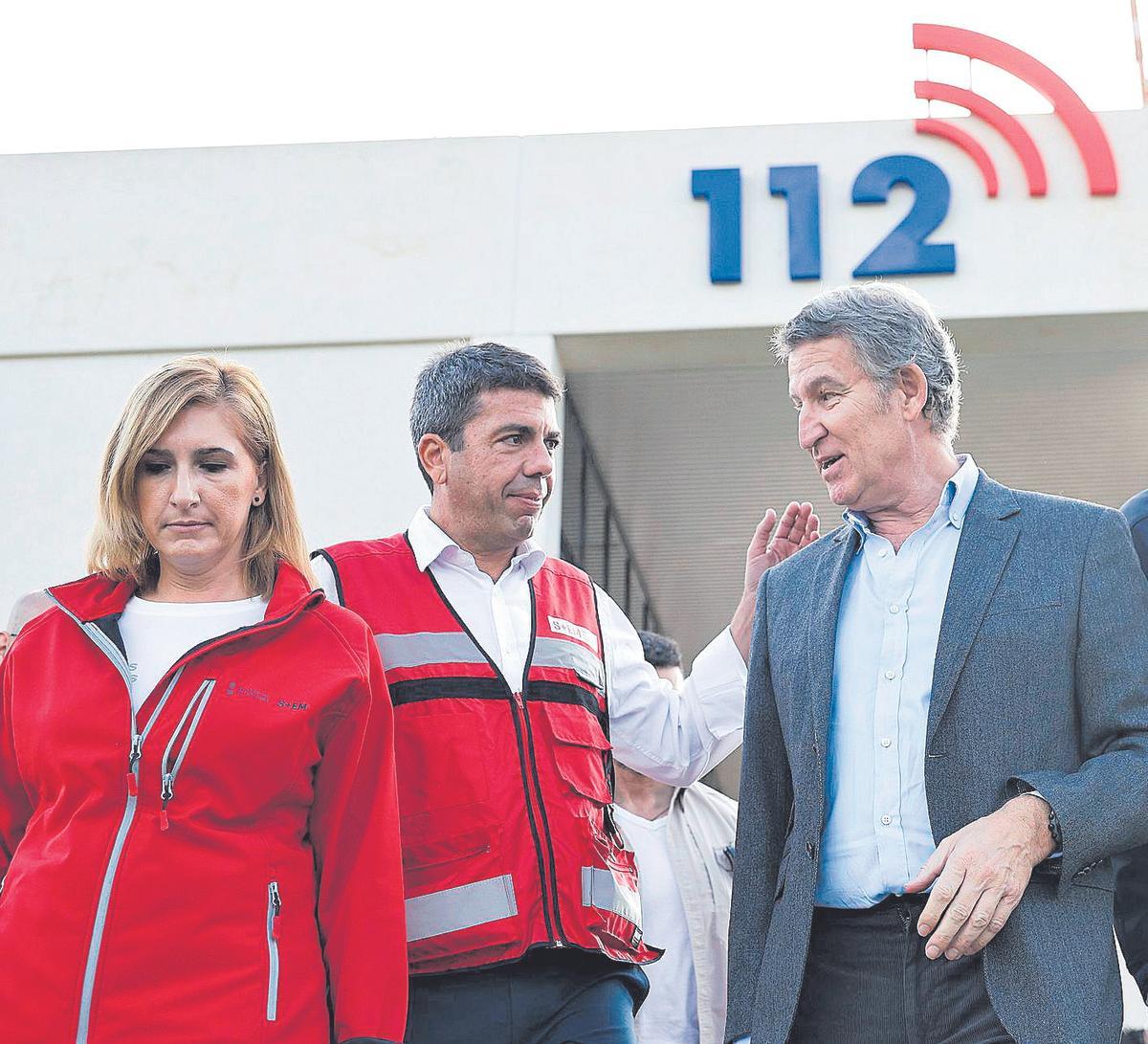 La exconsellera Salomé Pradas, el expresidente de la Generalitat, Carlos Mazón y el líder del PP, Alberto Nuñez Feijóo, en una visita al Centro de Emergencias de l'Eliana el 31 de octubre.