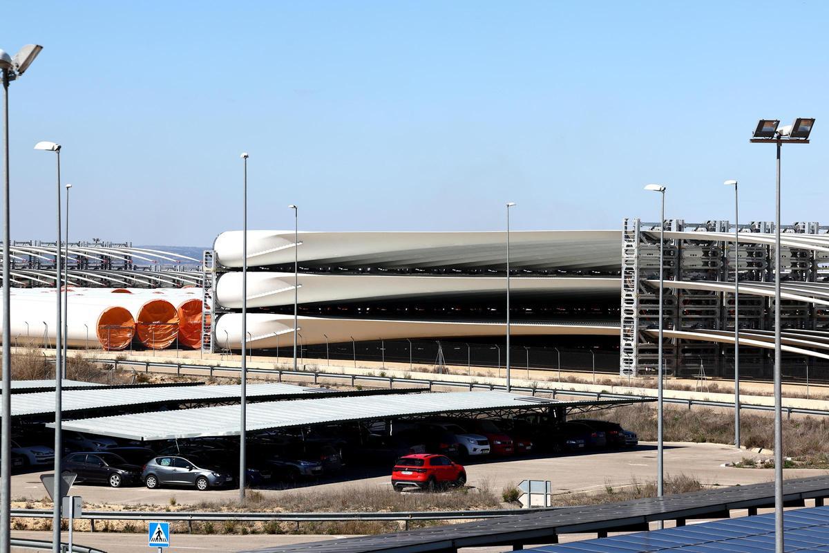 Las palas de los aerogeneradores del Clúster del Maestrazgo se guardan en el Aeropuerto de Teruel.