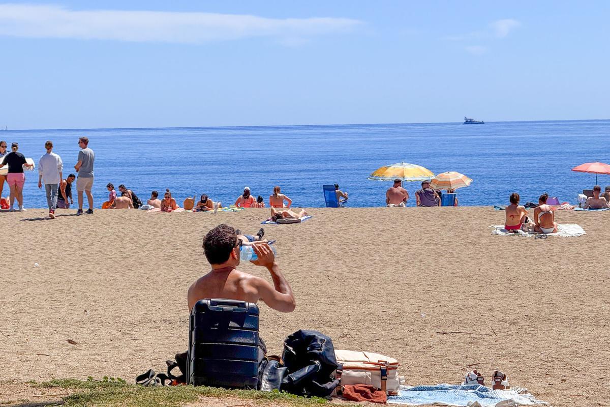 La playa de la Malagueta se llena de gente por el aumento de temperaturas este mes de abril La playa de la Malagueta se llena de gente por el aumento de temperaturas este mes de abril