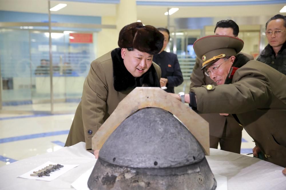 El líder norcoreano Kim Jon Un observa un misil de guerra después de una simulación en una foto sin datar, pero publicada recientemente por la KCNA, la Agencia Central Informativa de Corea del Norte.