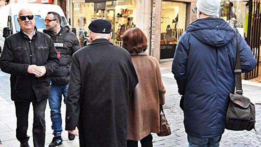 Viandantes paseando ayer por el centro de A Coruña.