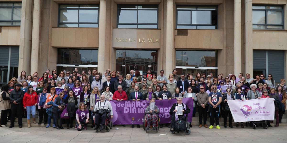 La plaza Major de Vila-real ha sido escenario de la concentración reivindicativa del Día Internacional de la Mujer.