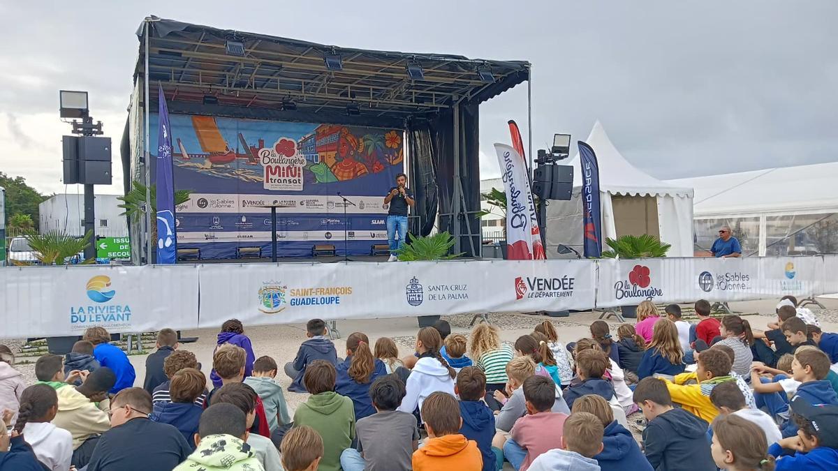 Los alumnos de la escuela Pasteur de Saintes escuchan a Hugo Ramón