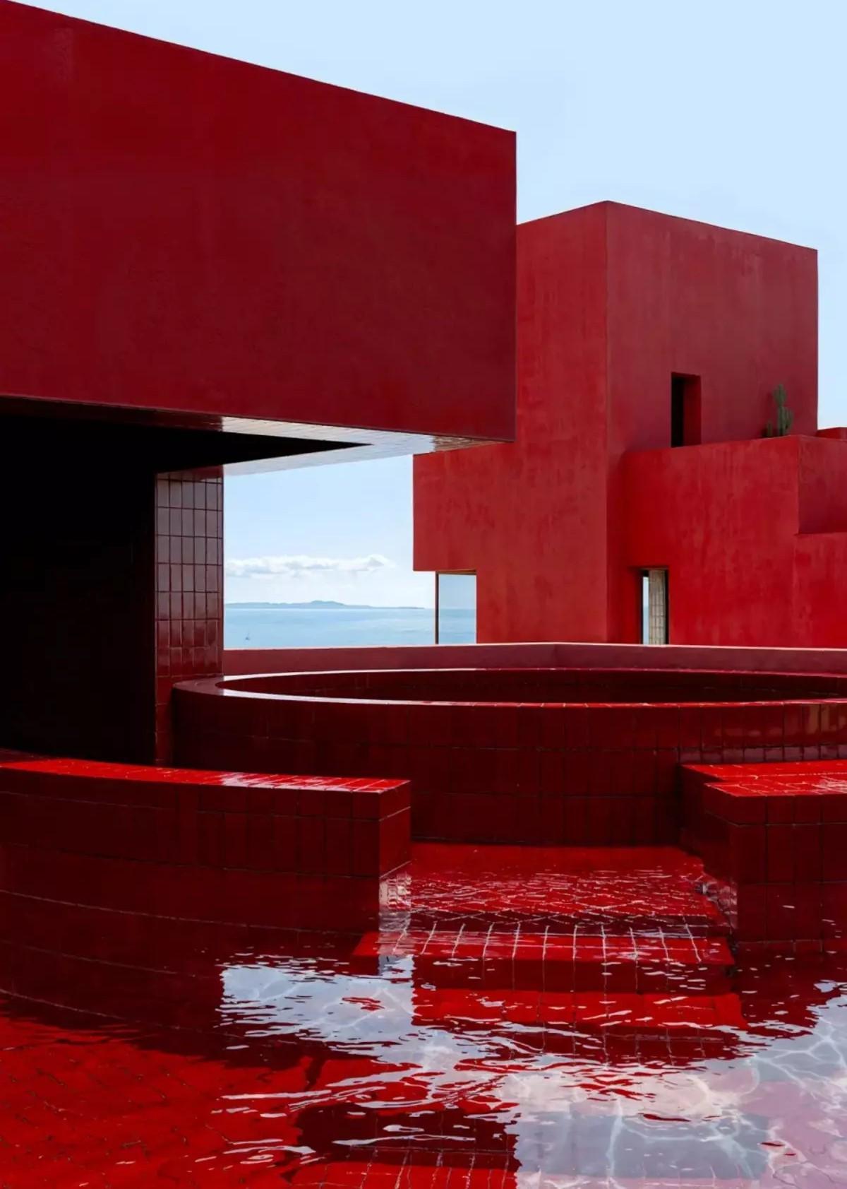 La muralla roja, de intenso rojo, albanesa