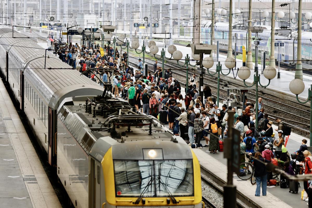 Paris (France), 26/07/2024.- Stranded passengers wait inside Gare du Nord station in Paris, France, 26 July 2024. Frances high speed rail network TGV was severely disrupted on 26 July following a massive attack, according to train operator SNCF, just hours before the opening ceremony of the Paris 2024 Olympic games. French Transport Minister Patrice Vergriete condemned these criminal actions saying that they would seriously disrupt traffic until this weekend. Around 800,000 passengers are expected to be affected over the weekend. (Francia) EFE/EPA/RITCHIE B. TONGO