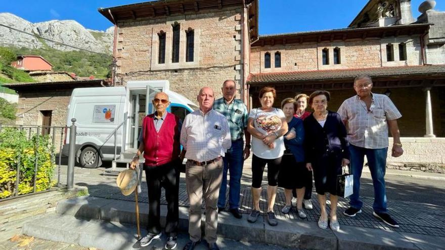 Impulsores de las movilizaciones en La Foz, junto a la iglesia.