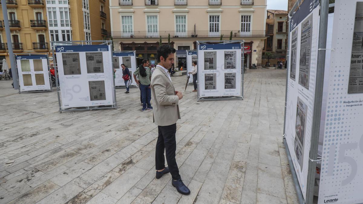 Pablo González Tornel, director del Bellas Artes, en su visita a la exposición.