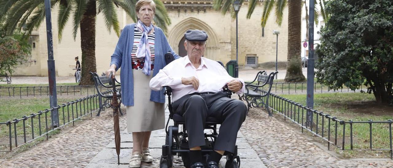 Manuel y María, en la plaza frente a su casa.