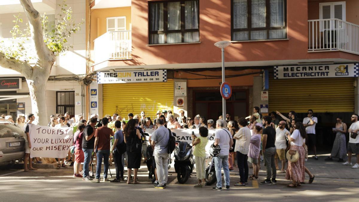 Una protesta vecinal contra el alquiler turístico ilegal en un edificio de Palma.