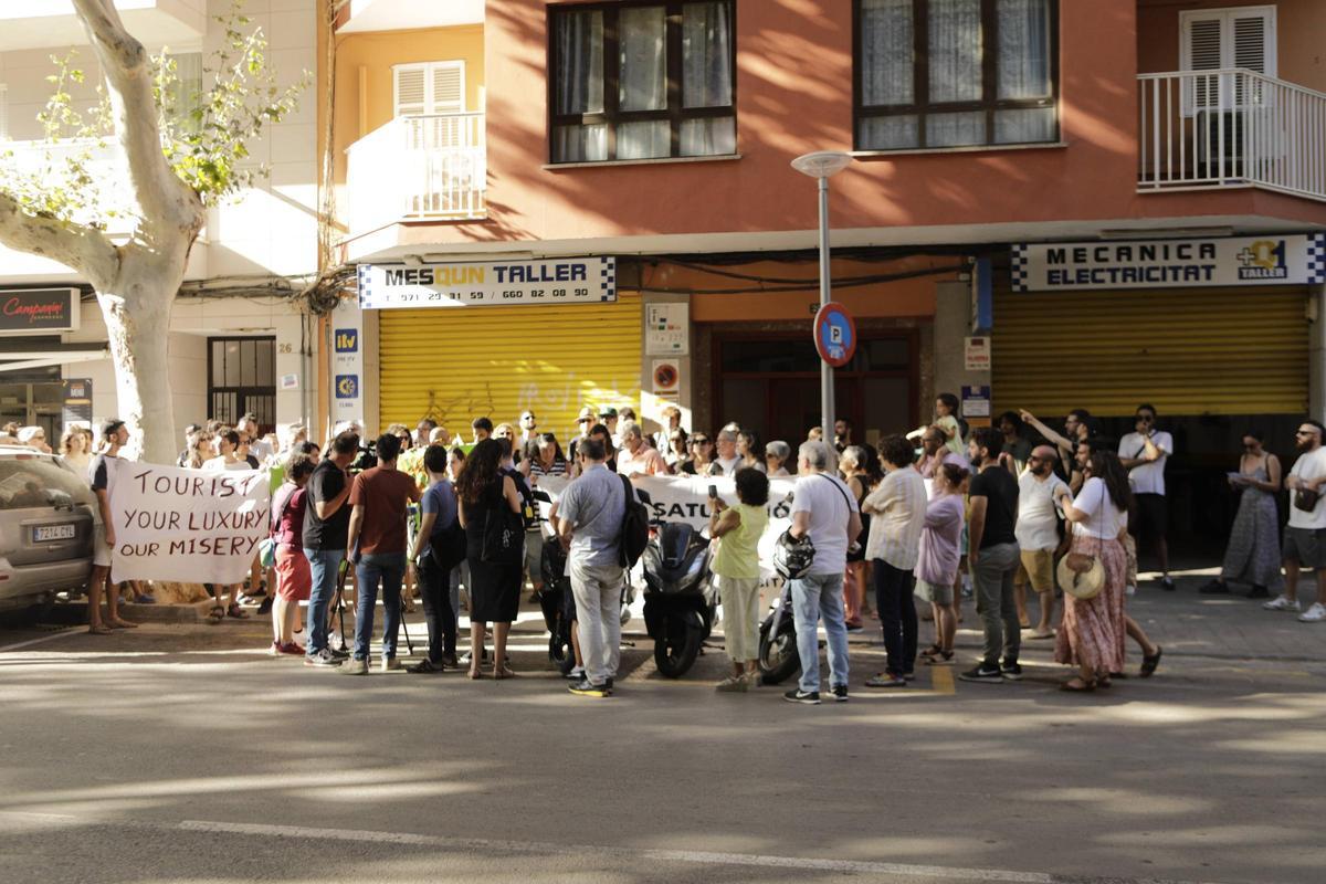 Una protesta vecinal contra el alquiler turístico ilegal en un edificio de Palma.