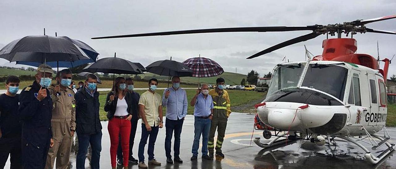 Brigadistas y autoridades políticas, en una visita oficial a la base de Tineo.