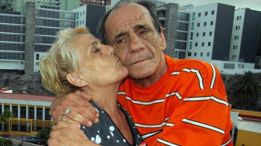 Perico Castillo recibe un beso de su hermana Carmen, ayer. | luis del rosario