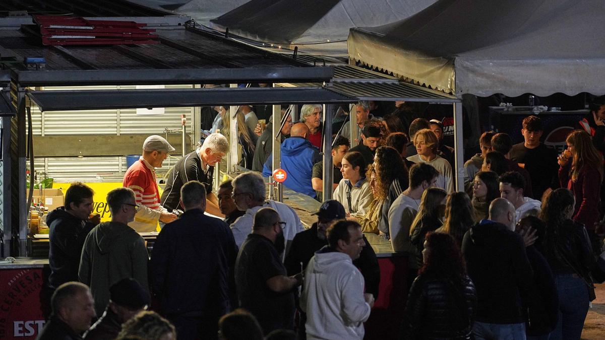 Una de les barraques durant la primera nit de les Fires.
