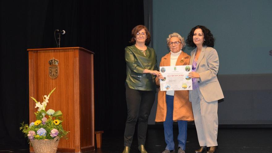 Cee inmortaliza a figura e o legado do  «eterno» bibliotecario Mon Rey Senra