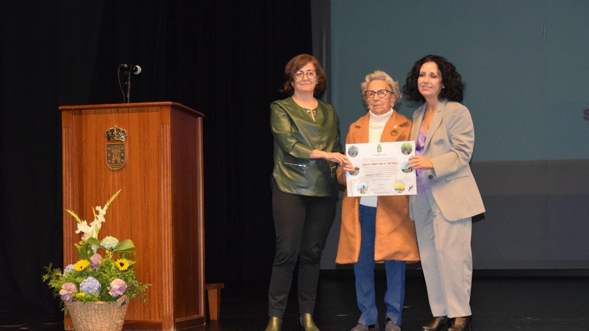 A alcaldesa, á dereita, entregou o escudo e un diploma á viúva e á nai de Mon