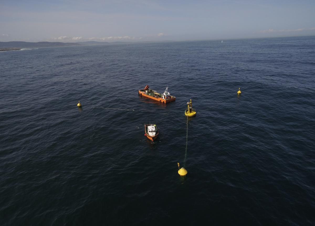 Colocación de la boya del proyecto Life DemoWave operativo hasta 2019 en Punta Langosteira.